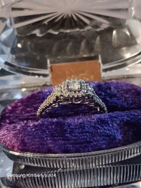 Vintage-14K Gold Halo Ring with Accent Multi Diamonds!! Wow!!